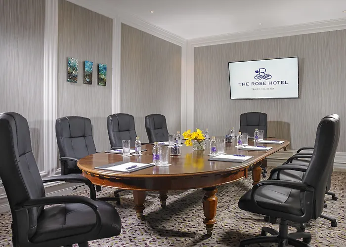 Отель The Rose Трали