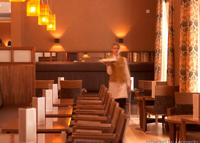 Отель The Rose Трали